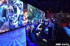 老鹰走路像极了老板，接下来忍住别笑，一起来感受一下