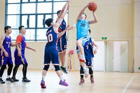 乔治娜晒在卡塔尔海边照片，蓝色紧身连衣裙尽显曼妙身姿